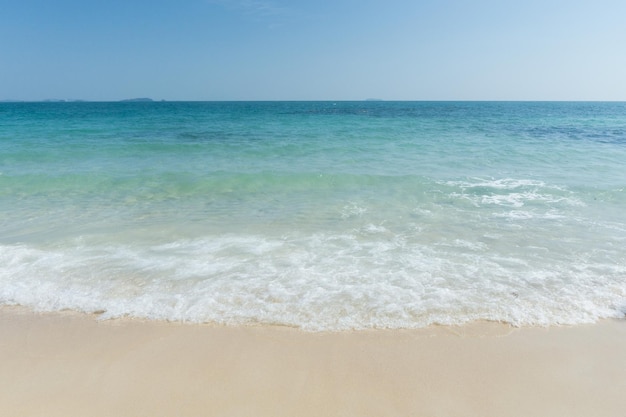 Spiaggia e onde mare tropicale con cielo blu su sfondo giornata soleggiata copia spacexDxAxA