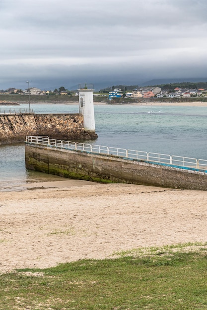 Spiaggia e piccolo faro a Foz Galicia, Spagna