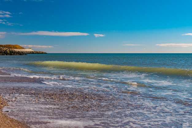 Spiaggia e surf sulla spiaggia, nessuna gente, luogo di vacanza appartato