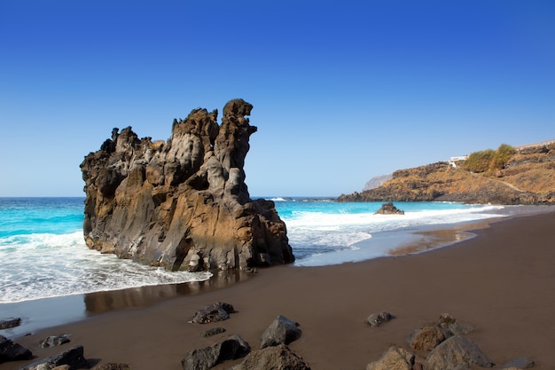 Spiaggia el Bollullo nero sabbia marrone e acqua acqua