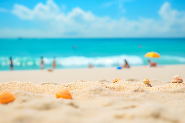 Spiaggia estiva tropicale con oceano turchese di sabbia dorata e cielo blu con nuvole bianche su un luminoso sole