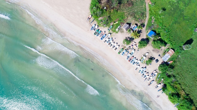 Spiaggia in mare tropicale dall'alto