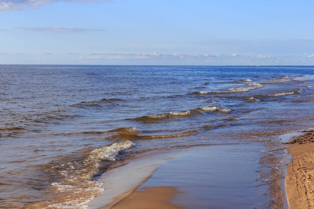 spiaggia la mattina d'estate