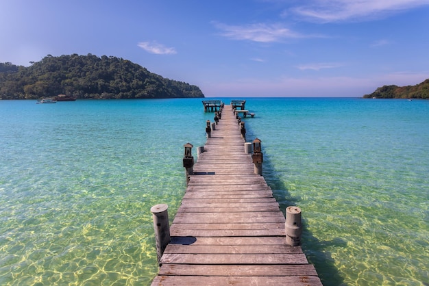 Spiaggia molo in legno turchese mare isola di koh kood Thailandia