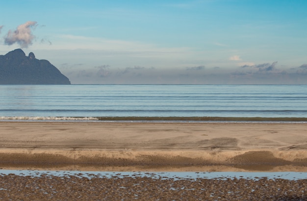 Spiaggia nel Mar Cinese Meridionale e Santubong visto dal Bako National Park nel Borneo