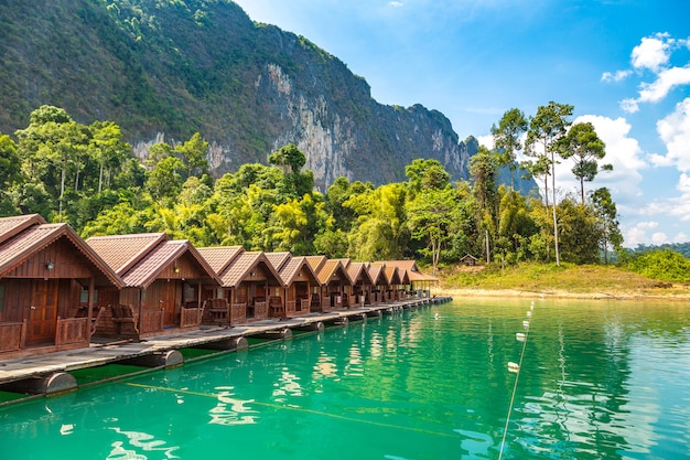 Spiaggia nel parco nazionale di Khao Sok