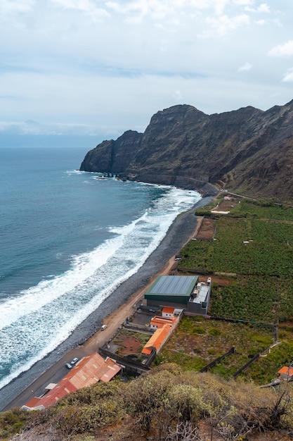 Spiaggia nera nel villaggio di Hermigua, nel nord delle Isole Canarie La Gomera