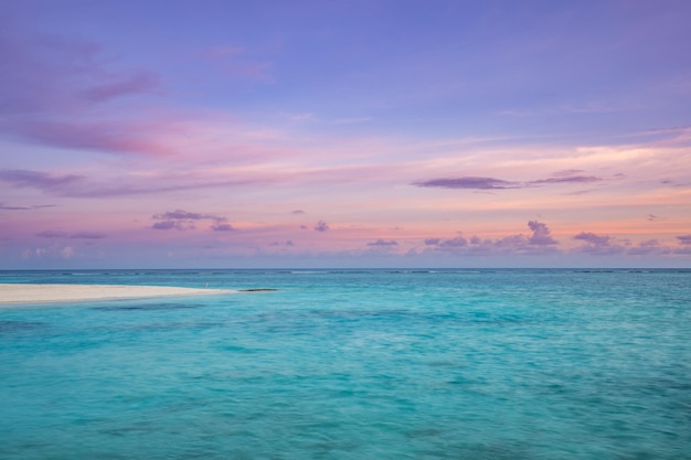 Spiaggia panoramica dell'orizzonte del mare. Incredibile paesaggio della spiaggia dell'alba. Panorama del paesaggio marino della spiaggia tropicale