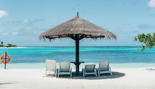 Spiaggia paradisiaca dei Caraibi con ombrellone e amache