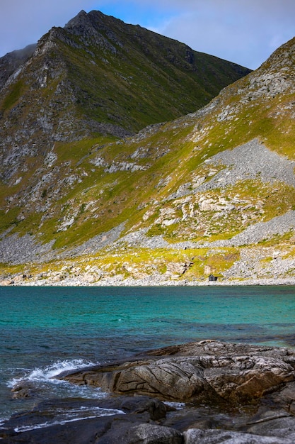 spiaggia paradisiaca tra le possenti scogliere norvegesi, famosa spiaggia haukland nelle isole lofoten