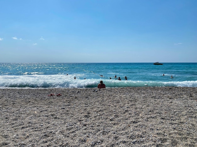 Spiaggia per i turisti sul mare in vacanza in un paese tropicale orientale caldo turistico del sud