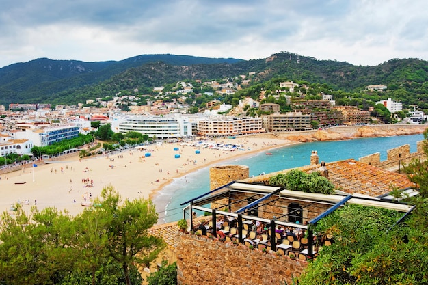 Spiaggia piena di gente a Tossa de Mar sulla Costa Brava al Mar Mediterraneo in Spagna.