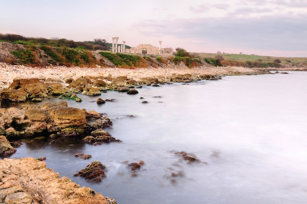 Spiaggia rocciosa abbandonata vicino al mare, Chersoneso