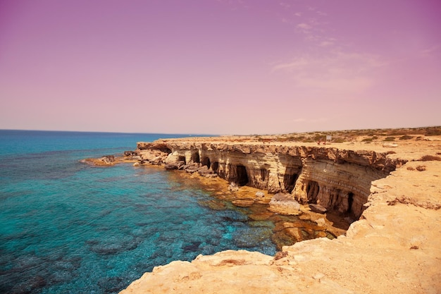 Spiaggia rocciosa al tramonto Natura Cipro