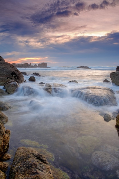 Spiaggia rocciosa al tramonto