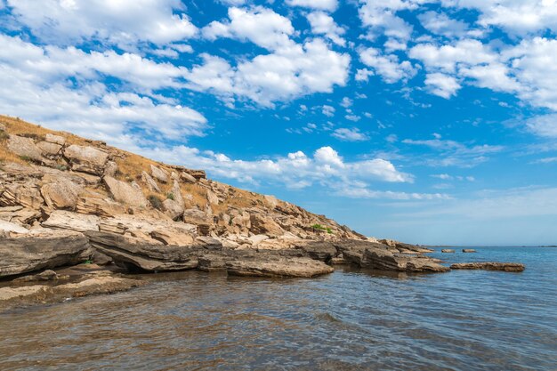 Spiaggia rocciosa con acqua azzurra