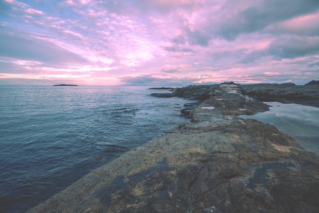 Spiaggia rocciosa con cielo nuvoloso Wilderness Bella natura delle isole Lofoten in Norvegia