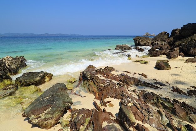 spiaggia rocciosa con mare a Koh Khai Nok