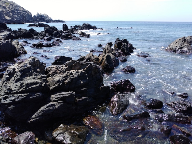 Spiaggia rocciosa con vista sull&#39;orizzonte