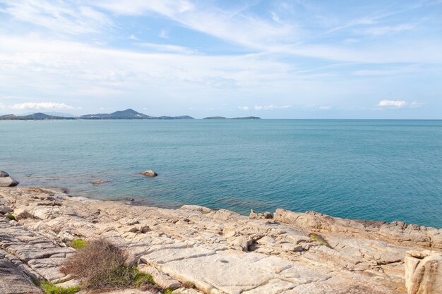 Spiaggia rocciosa e mare