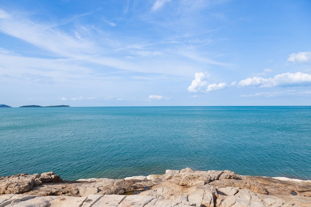 Spiaggia rocciosa e mare