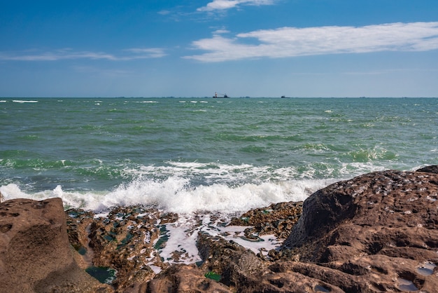 Spiaggia rocciosa e onde di tempesta