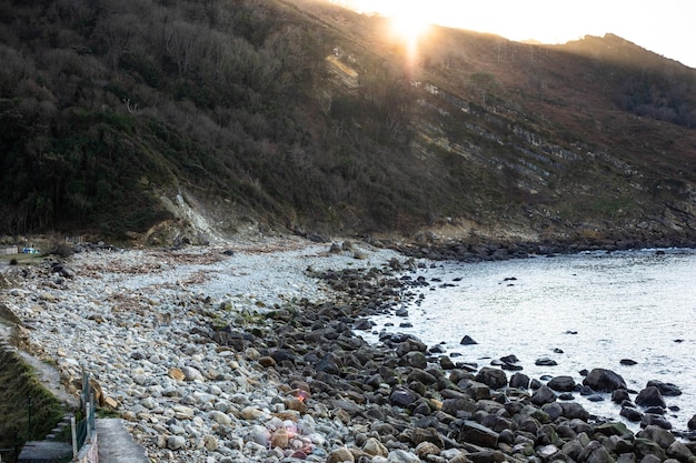 Spiaggia rocciosa in montagna al tramonto