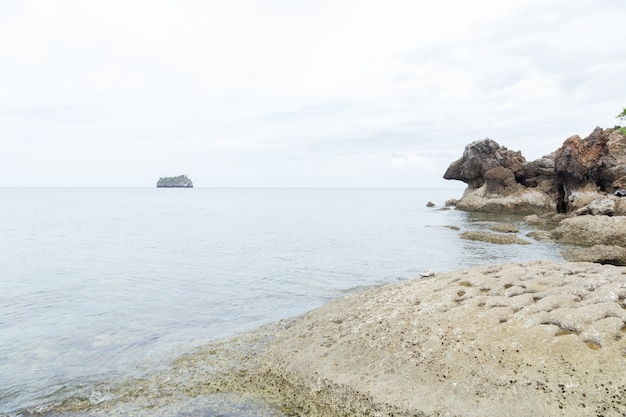 Spiaggia rocciosa sul mare.