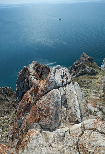 Spiaggia rocciosa vicino all'isola di Capo Khoboy Olkhon, lago Baikal, Siberia, Russia