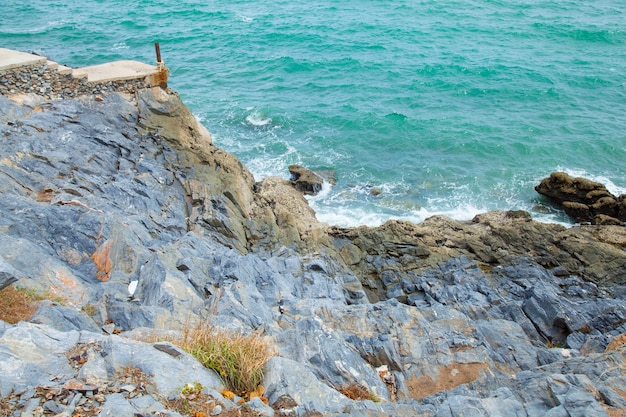 spiaggia rocciosa.