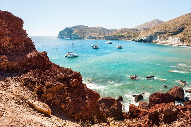 Spiaggia rossa sull'isola di Santorini, Grecia. Paesaggio estivo, vista mare