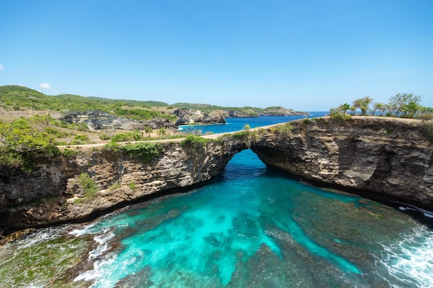 Spiaggia rotta all'isola Bali Indonesia di Nusa Penida