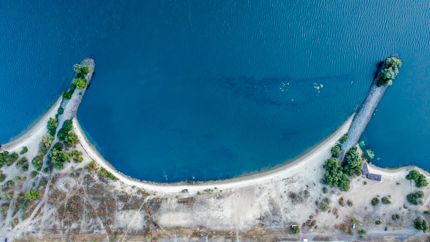 Spiaggia sabbiosa con acqua azzurra