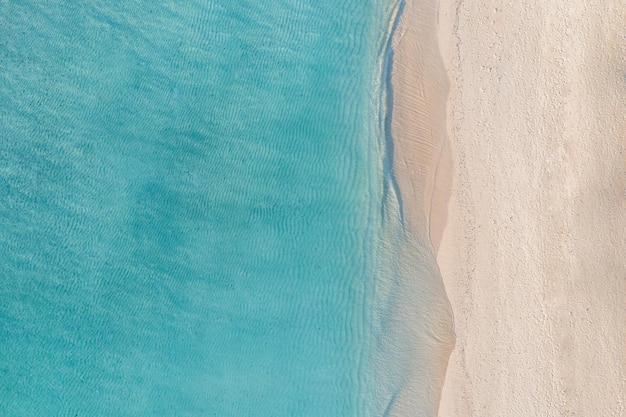 Spiaggia sabbiosa con acqua di mare verde turchese. Piccole onde sulla spiaggia. Bellissimo paradiso tropicale