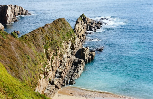 Spiaggia sabbiosa di Mexota (Spagna). Paesaggio della costa dell'Oceano Atlantico.