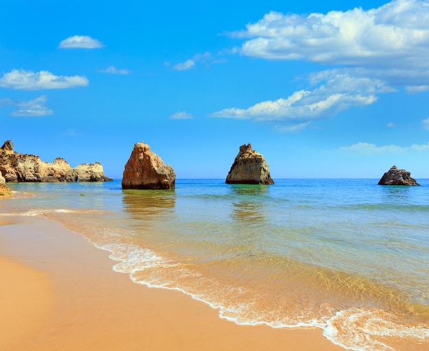 Spiaggia sabbiosa Dos Tres Irmaos vista estiva con cielo nuvoloso blu (Portimao, Alvor, Algarve, Portogallo).