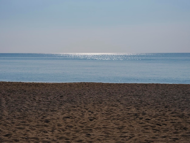 Spiaggia sabbiosa e bellissimo paesaggio marino