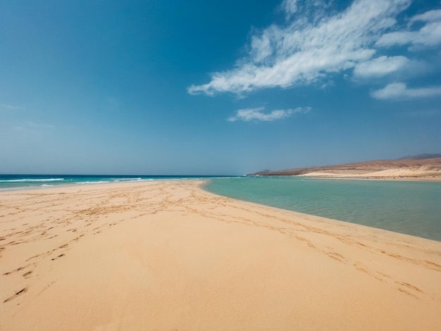 Spiaggia sabbiosa e mare calmo