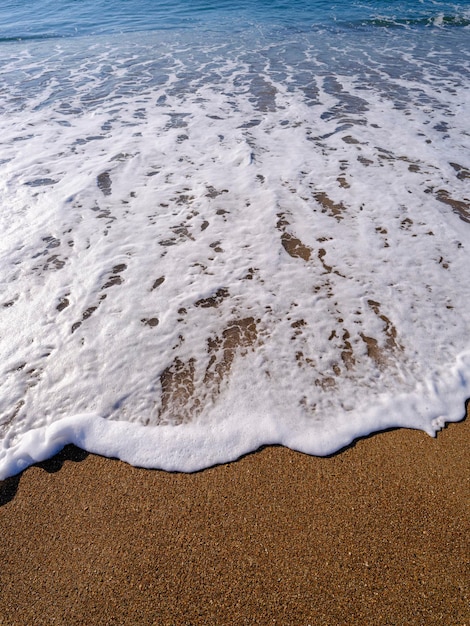 Spiaggia sabbiosa e onde del mare