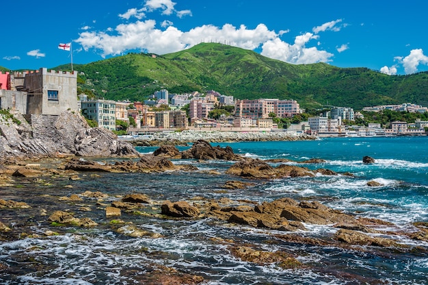 Spiaggia, scogliera e villaggio di pescatori di Vernazzola vicino al centro di Genova, sulla Riviera italiana