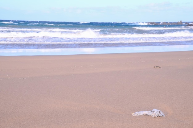 Spiaggia secca della costa lavica nell'Oceano Atlantico