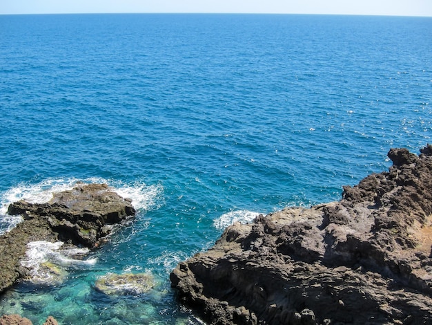 Spiaggia secca della costa lavica nell'Oceano Atlantico