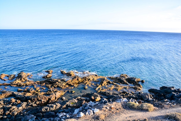 Spiaggia secca della costa lavica nell'Oceano Atlantico