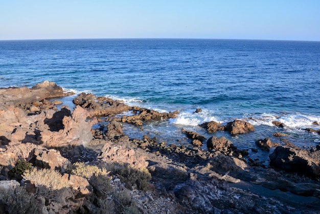 Spiaggia secca della costa lavica nell'Oceano Atlantico