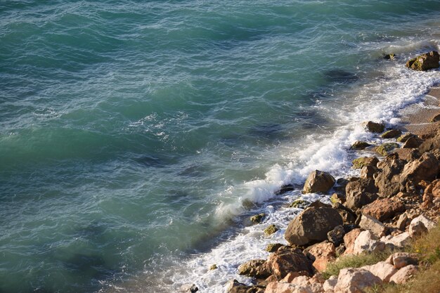 Spiaggia selvaggia con costa rocciosa e puro mare nero