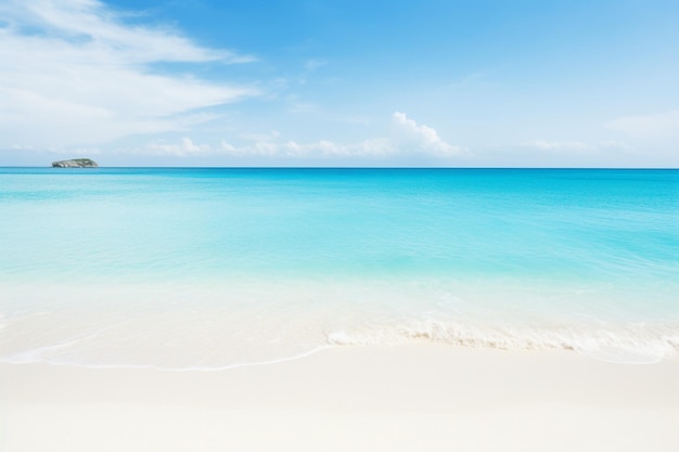 Spiaggia serena con acque turchesi cristalline e sabbia bianca