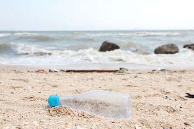 spiaggia sporca piena di inquinamento di plastica, immondizia e rifiuti sabbiosi