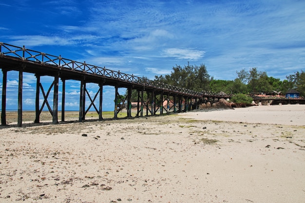 spiaggia su un'isola tropicale