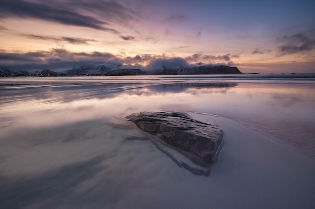 Spiaggia sulle isole Lofoten in Norvegia Spiaggia e nuvole durante il tramonto Orario serale Paesaggio invernale vicino all'oceano Viaggio in Norvegia