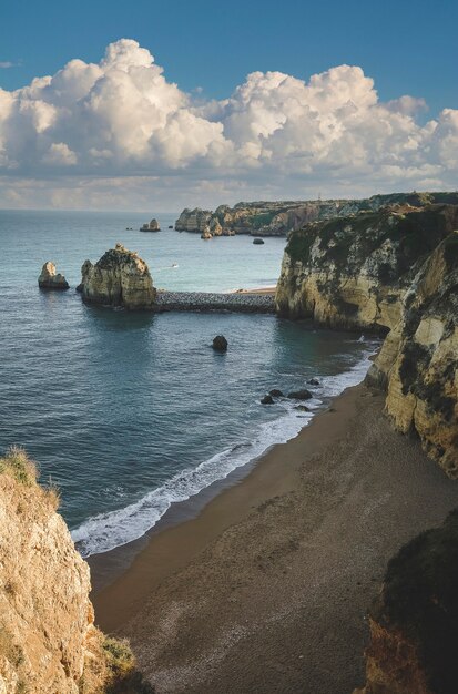 Spiaggia tra scogliere di pietra sulle rive dell'Oceano Atlantico nella città di Lagos in Portogallo